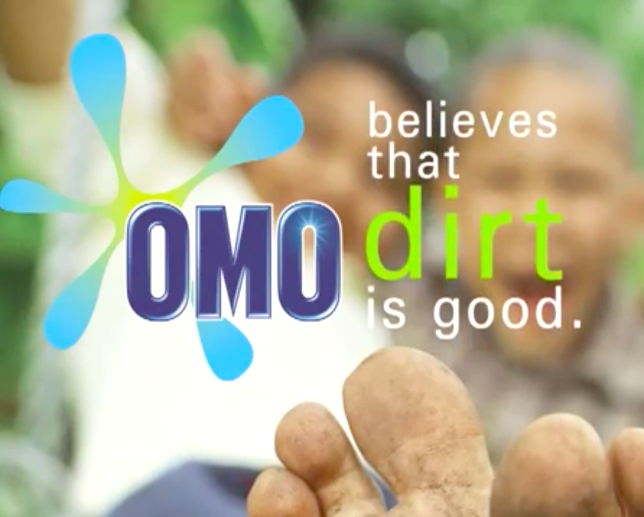 Hình ảnh quảng cáo chiến dịch 'Dirt is Good' của OMO với trẻ em vui chơi ngoài trời, quần áo dính bẩn, thể hiện thông điệp tích cực về sự khám phá và học hỏi thông qua vết bẩn